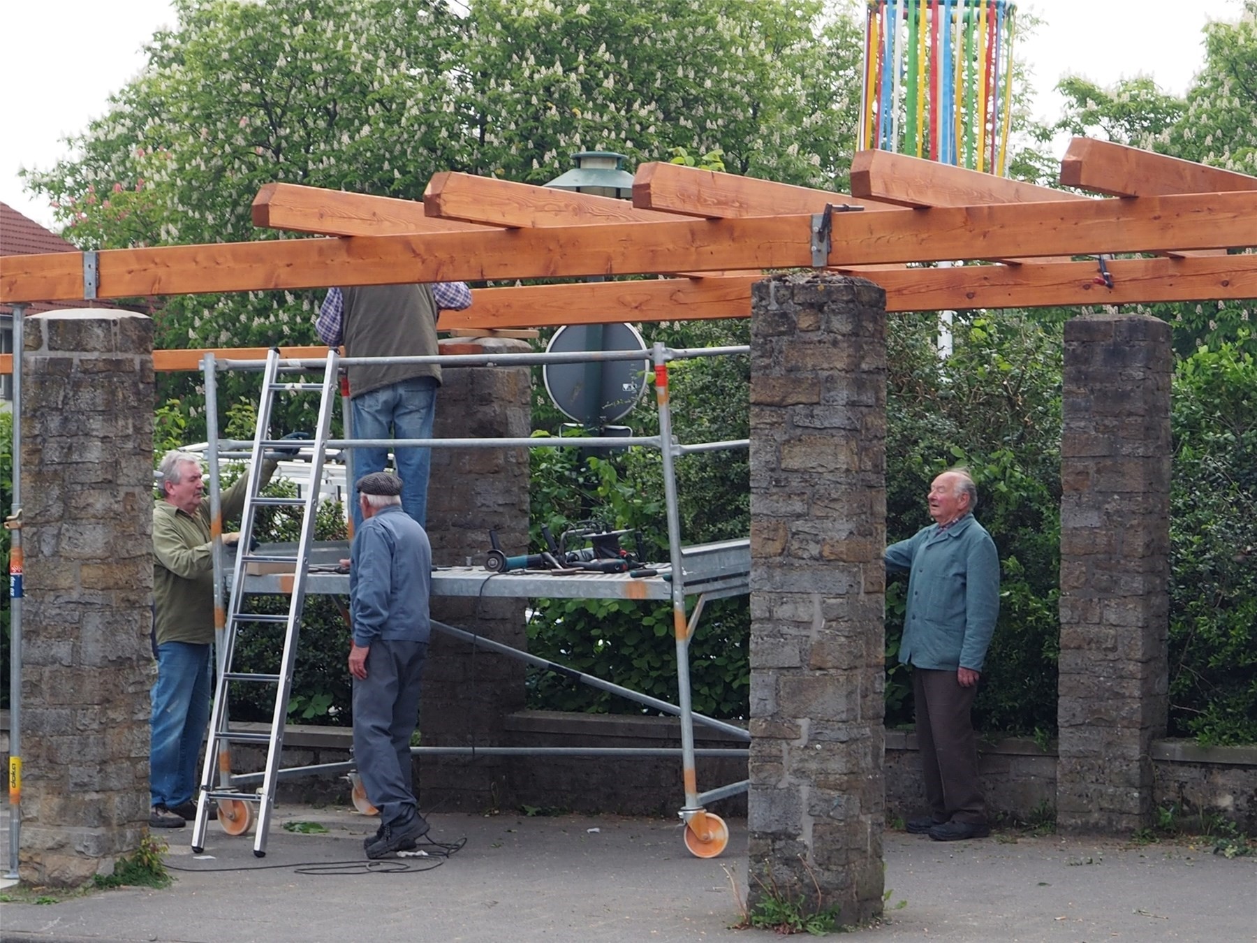 Pergola ruht wieder auf den Säulen / Lokales - IVZ-aktuell