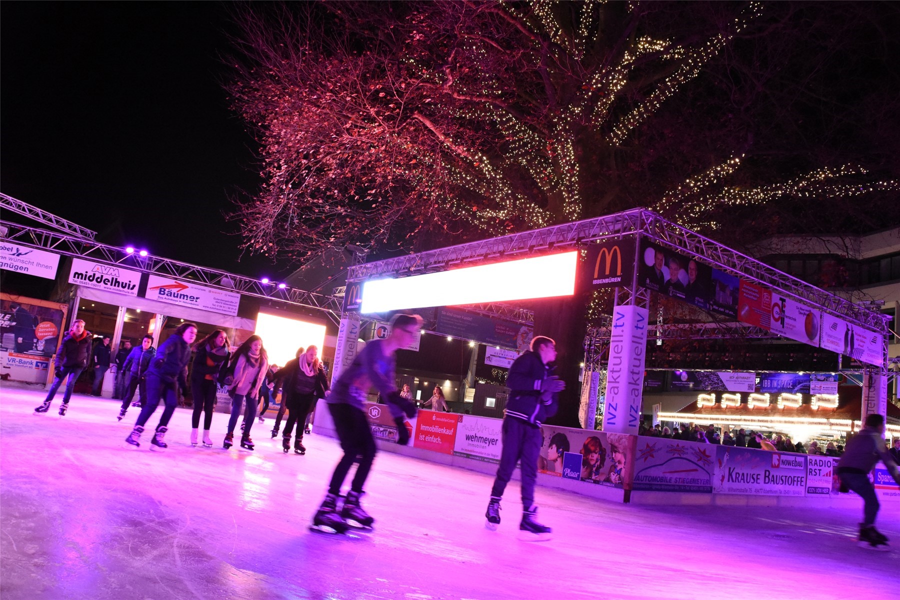 Eisbahn-Buche erstrahlt im Lichterglanz / Lokales - IVZ-aktuell