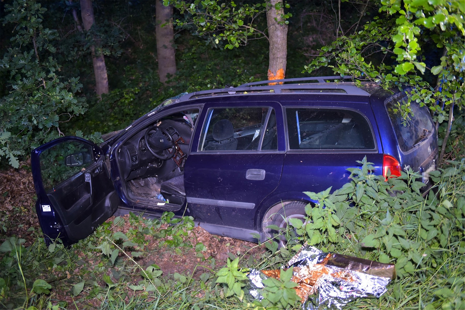 21Jähriger prallt mit Auto gegen Baum / Lokales IVZaktuell