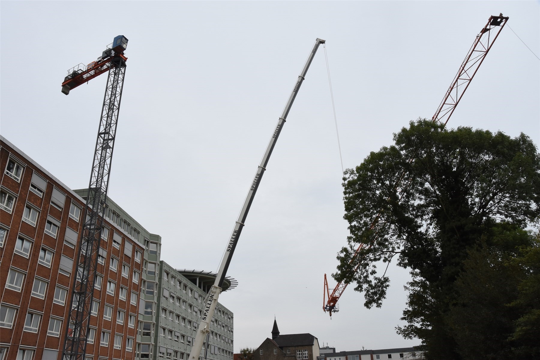 Der Grosse Kran Fur Den Neubau Am Klinikum Steht Lokales Ivz Aktuell