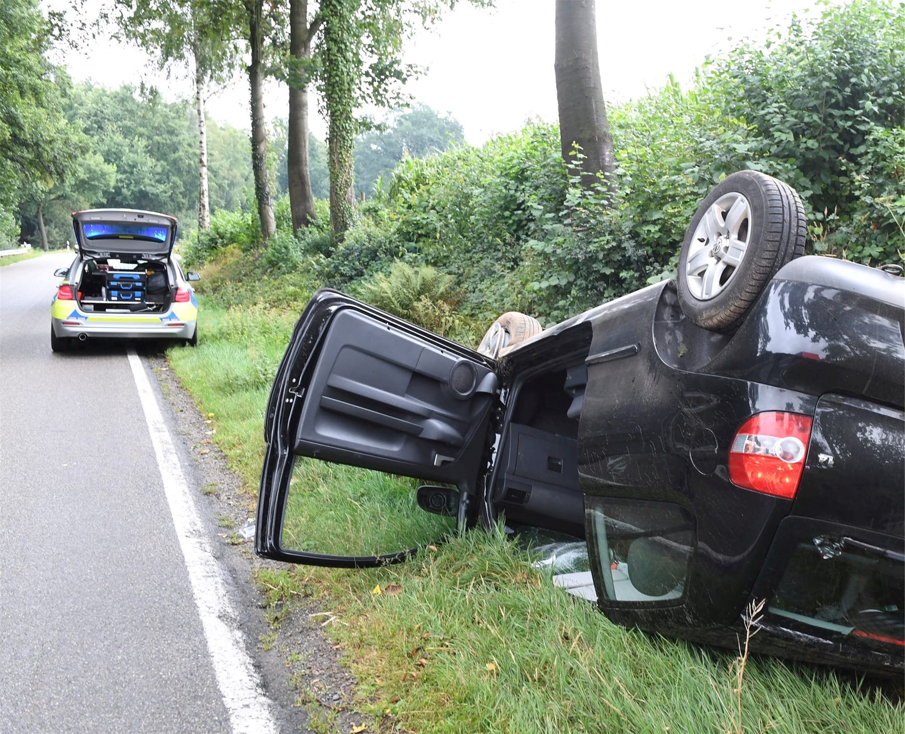 Auto landet auf dem Dach / Lokales - IVZ-aktuell