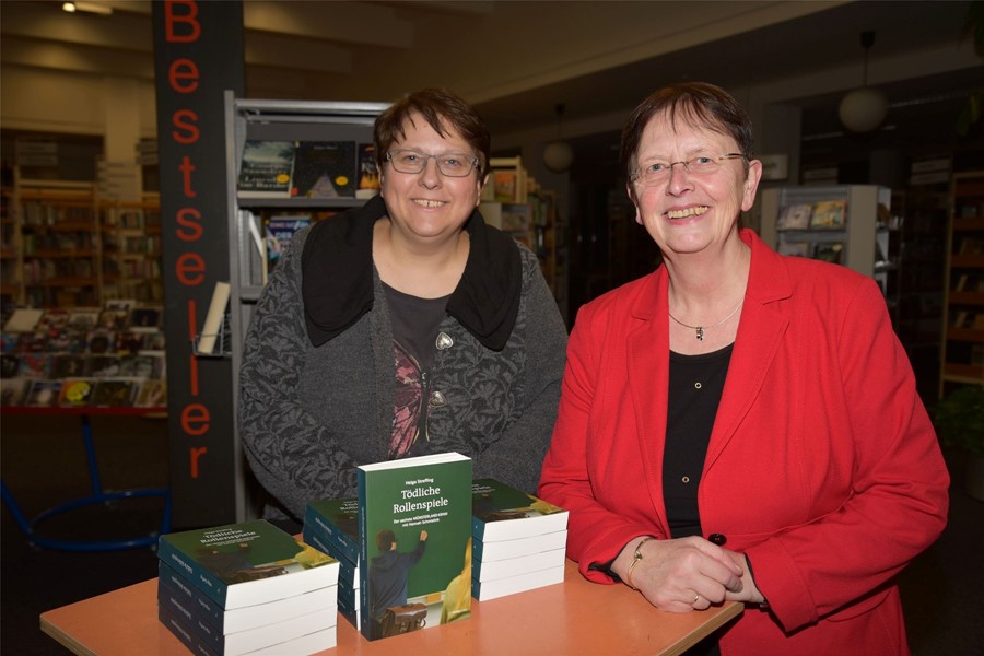 Zu einer spannenden Krimilesung hatte Dagmar Schnittker die Autorin Helga Streffing (v.l.) in die Stadtbücherei Ibbenbüren eingeladen.